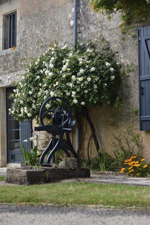 Un Jardin Et Trois Maisons Brux Extérieur photo